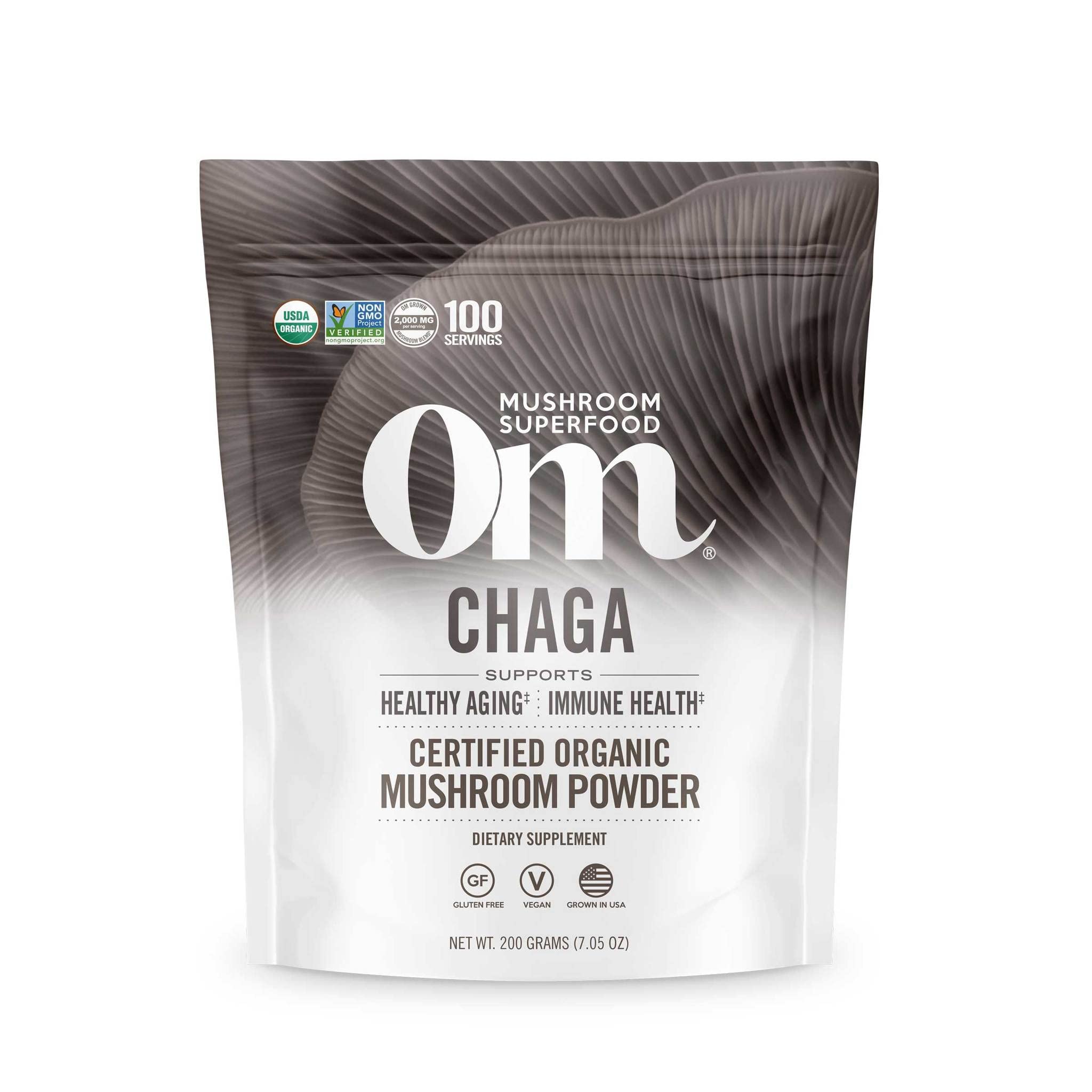OM MUSHROOM SUPERFOOD Chaga, poudre biologique prête à être ajoutée dans des smoothies.