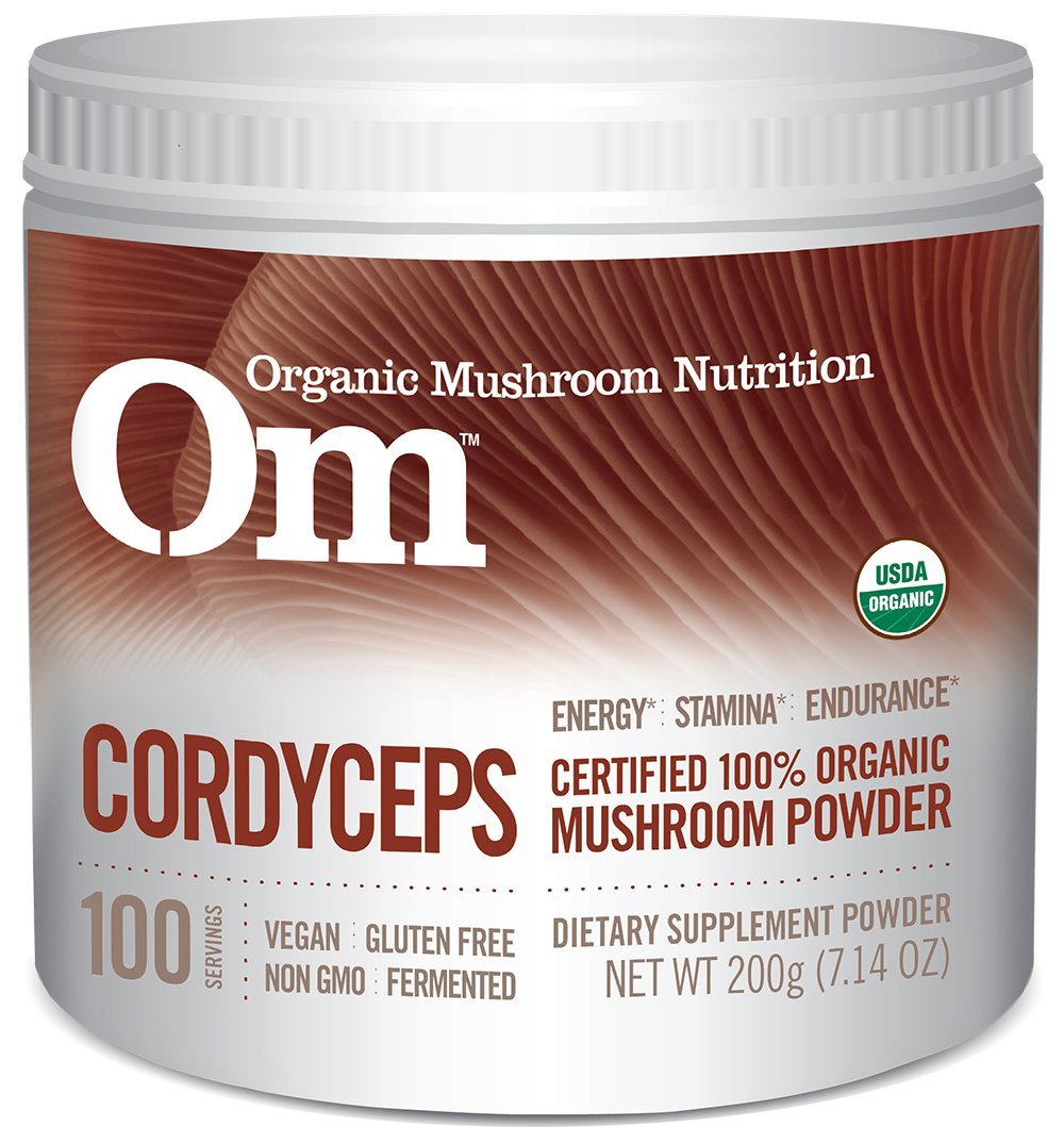 Om Mushroom Superfood Cordyceps poudre bocal — énergie potentielle dans une boisson.