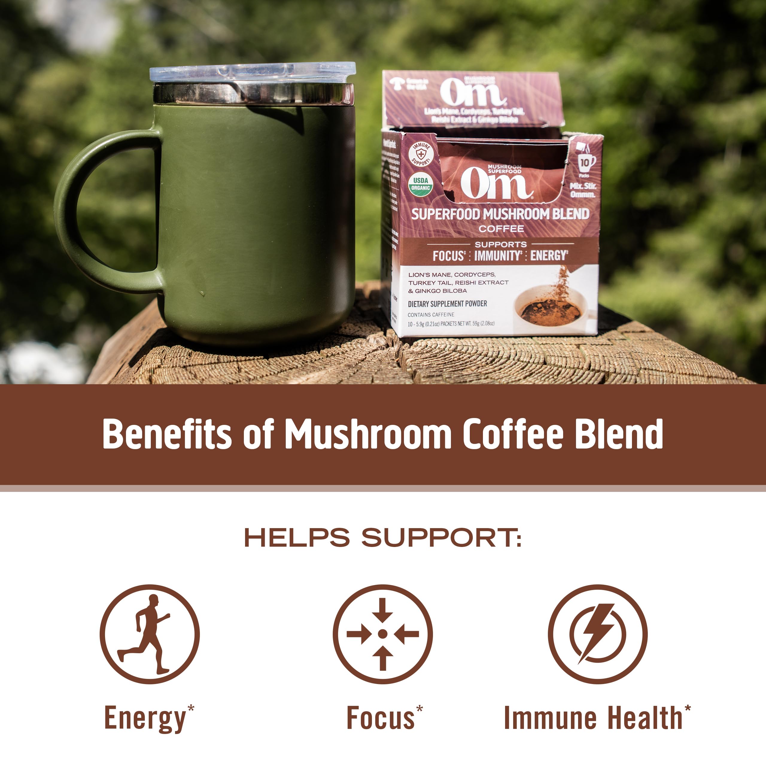 Poudre OM MUSHROOM SUPERFOOD instantanée prête à être mélangée dans un latte aromatique.