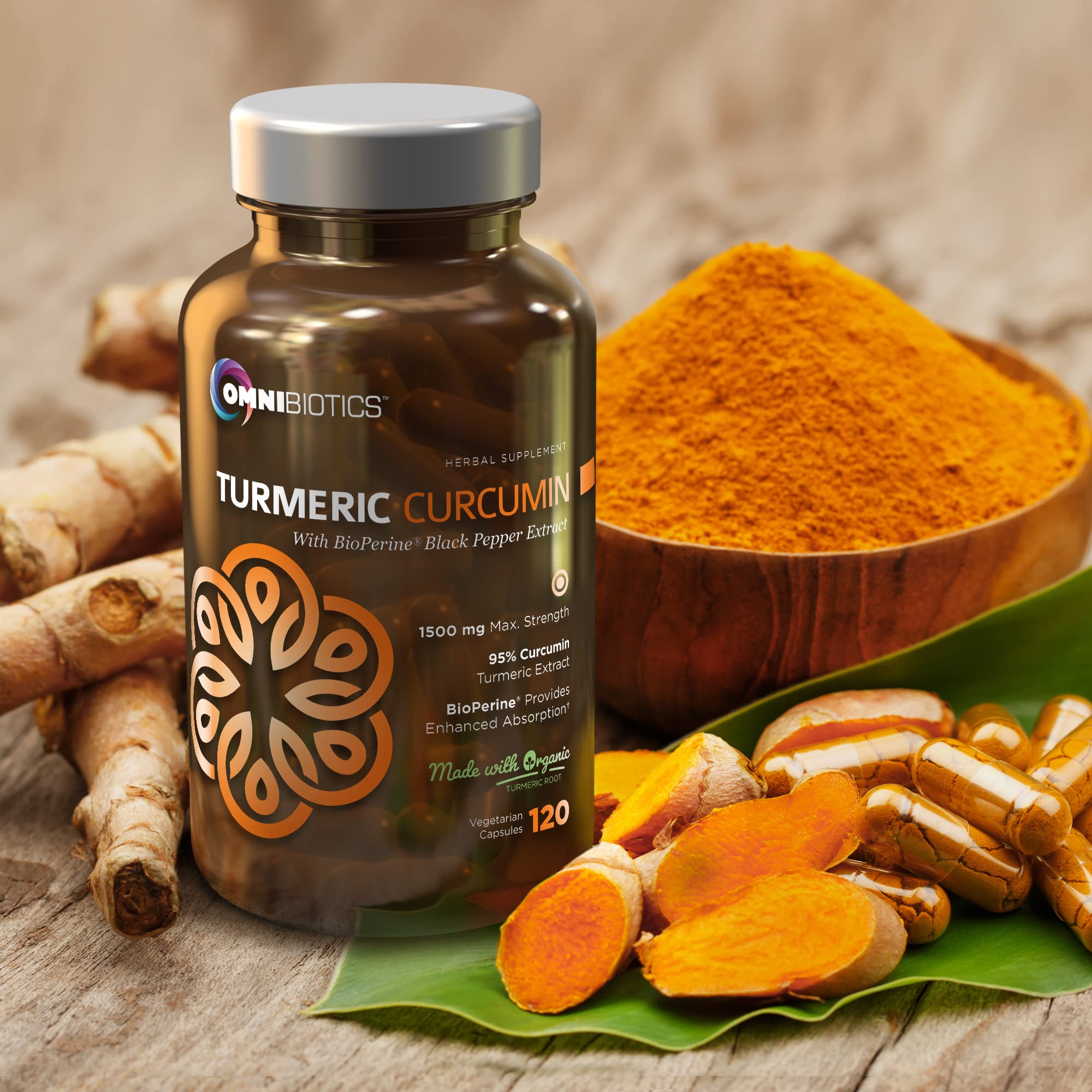 Gros plan sur poudre de curcuma et capsule.