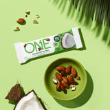 Barre ONE Chocolat Amande en mouvement, parfaite pour une collation pré ou post-travail.