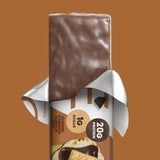 ONE barres protéine smores — main tenant la barre pour collation rapide