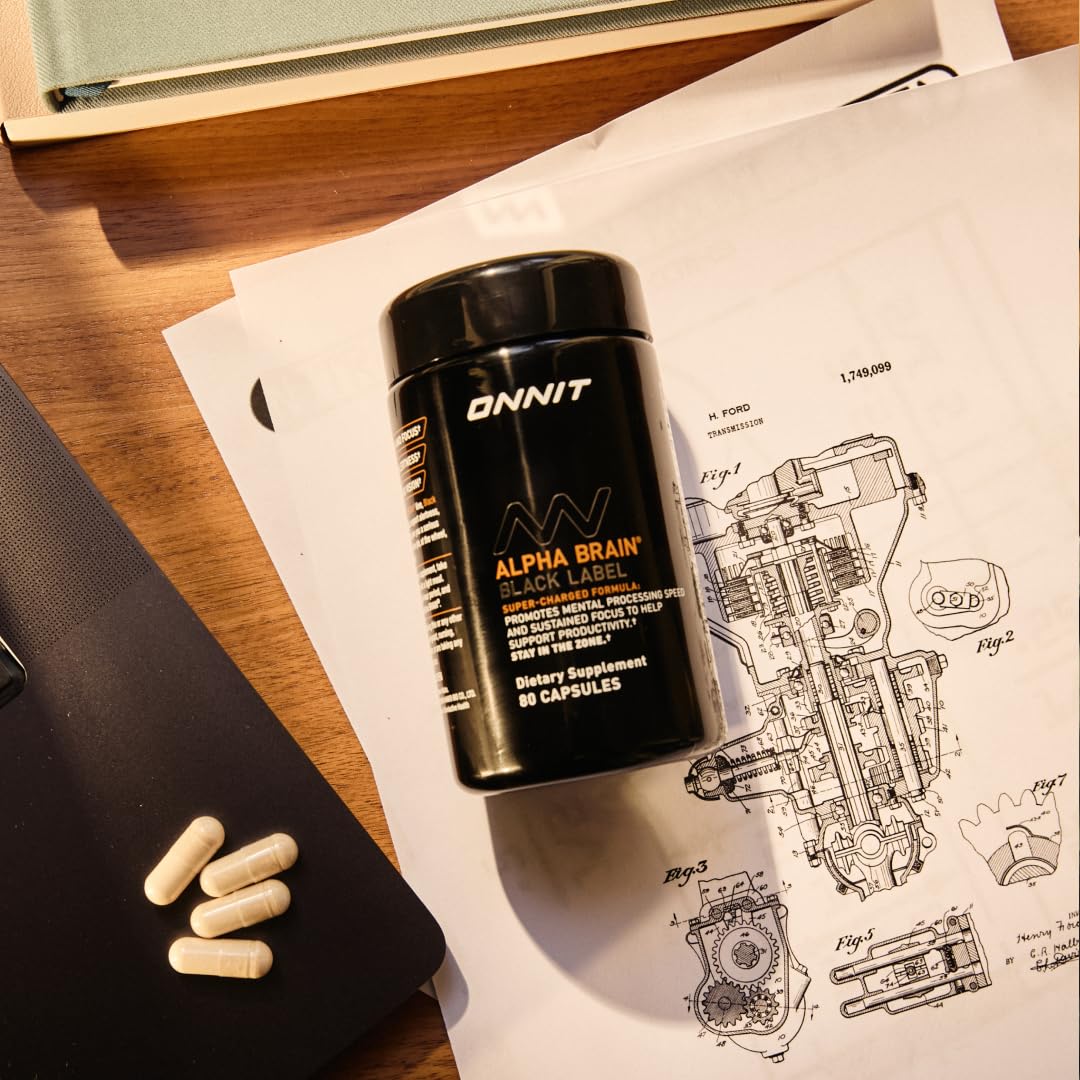 Photo lifestyle ONNIT Alpha Brain Black Label, usage lors d'une session de travail intense.