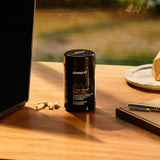 Pose produit ONNIT Alpha Brain Black Label, accompagnement possible des tâches cognitives quotidiennes.