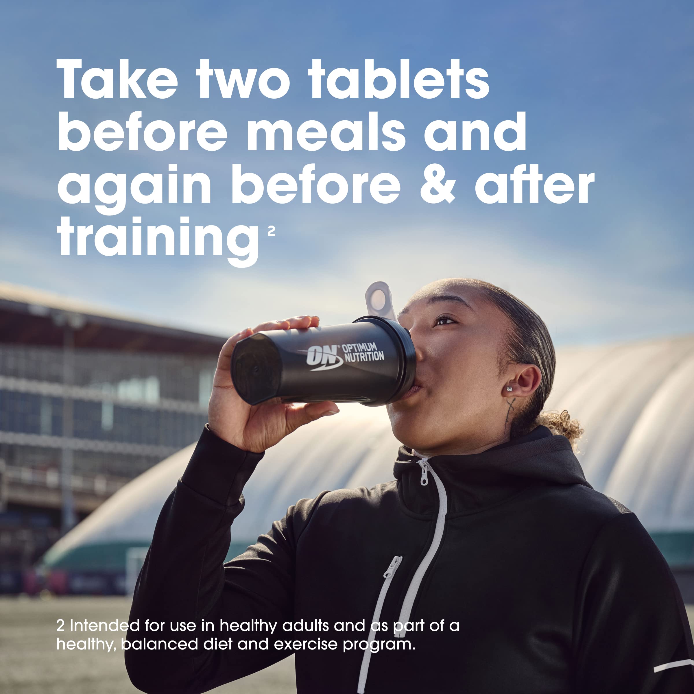 Flacon BCAA Optimum Nutrition à côté d'un shaker et d'une boisson protéinée.
