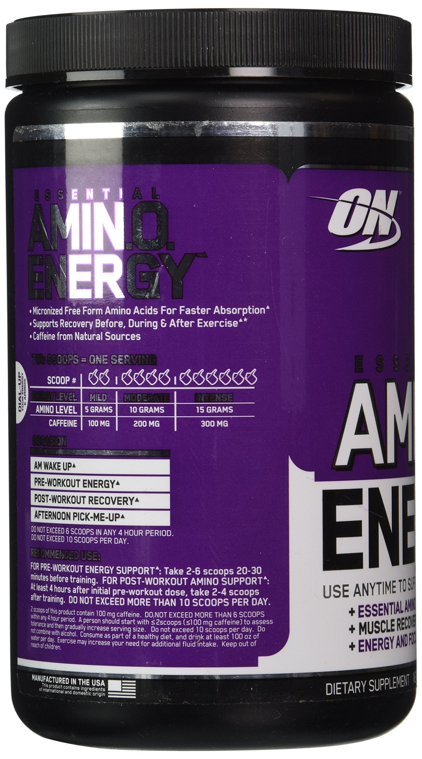 Verre contenant la boisson Optimum Nutrition Essential Amino Energy Concord Grape prête à boire.