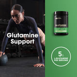 Optimum Nutrition Glutamine en poudre, mélange dans un shaker pour post-entraînement.
