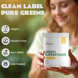 Personne ajoutant Optimunity Greens dans un shaker pour une utilisation quotidienne.