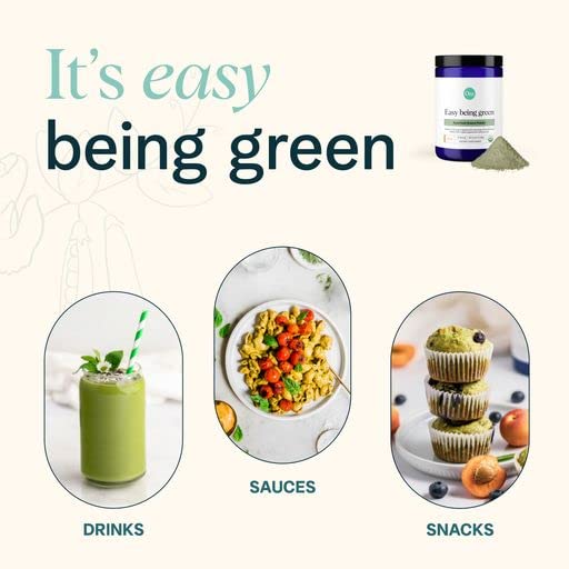 Ora Organic Greens Powder versé dans un verre smoothie citronné, goût agréable.