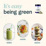 Ora Organic Greens Powder versé dans un verre smoothie citronné, goût agréable.
