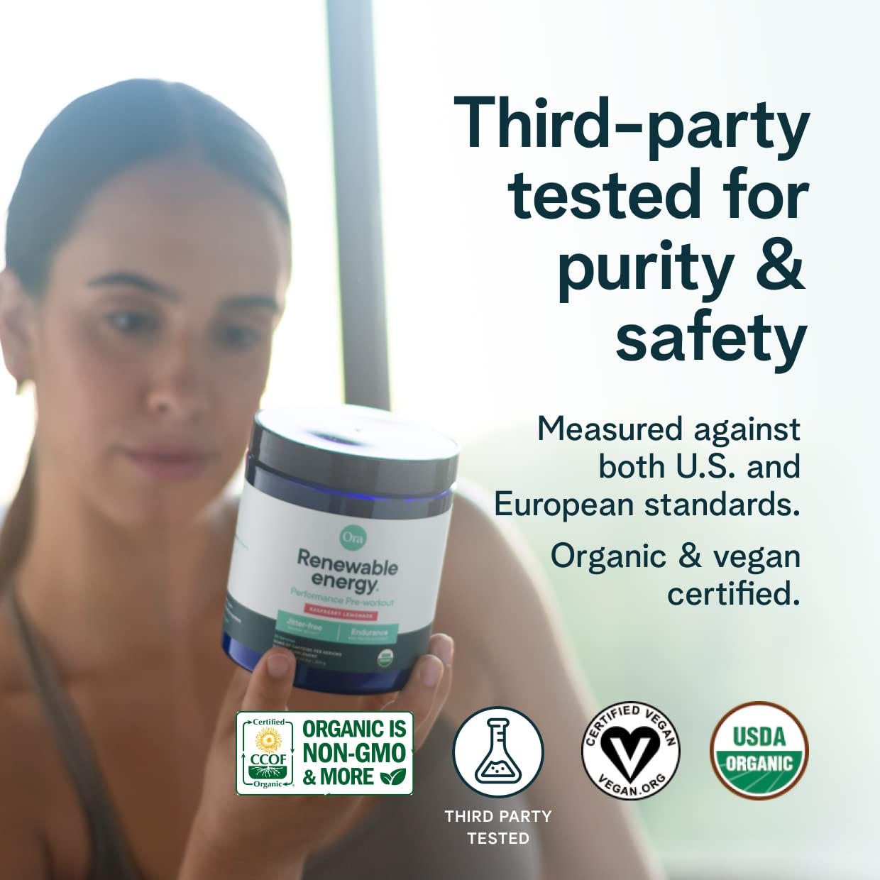 Poudre Berry Beet Ora Organic versée dans un verre, mélange fluide.