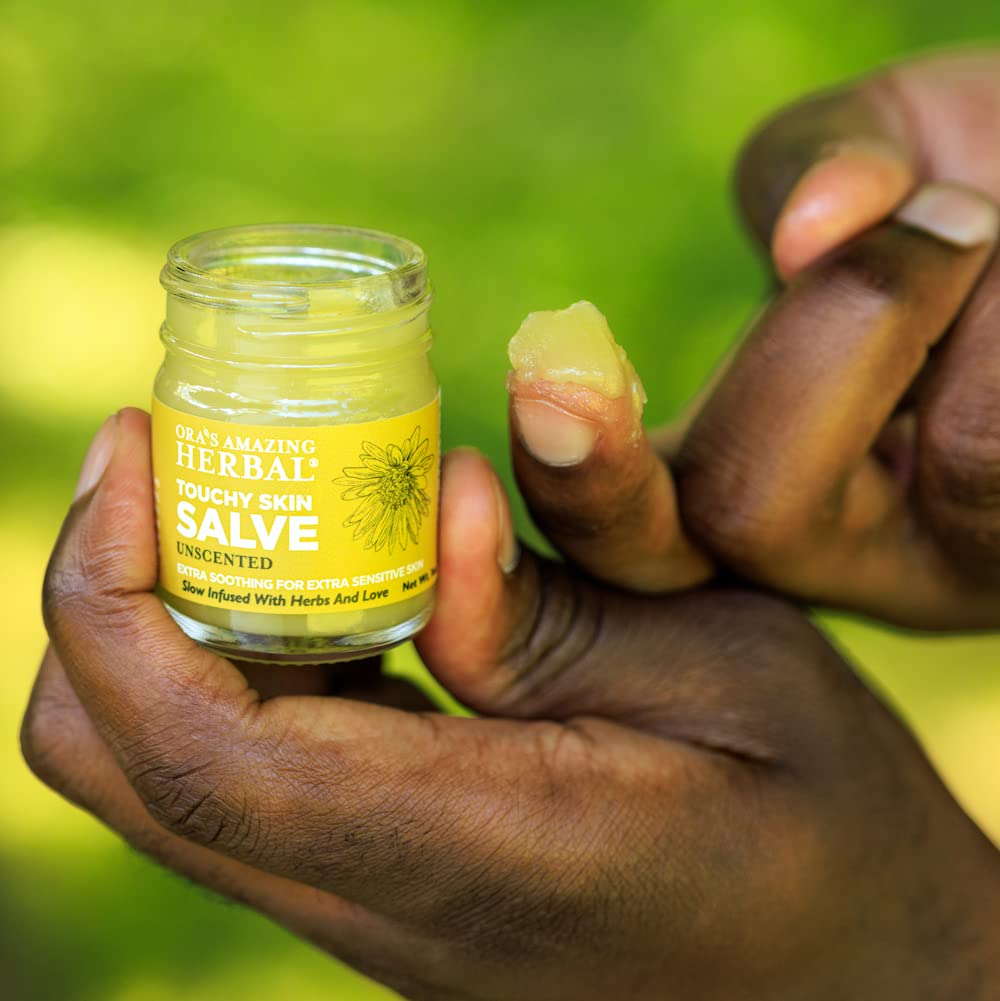 Ingrédients calendula, thym, comfrey et huile de ricin dans Touchy Skin Salve.