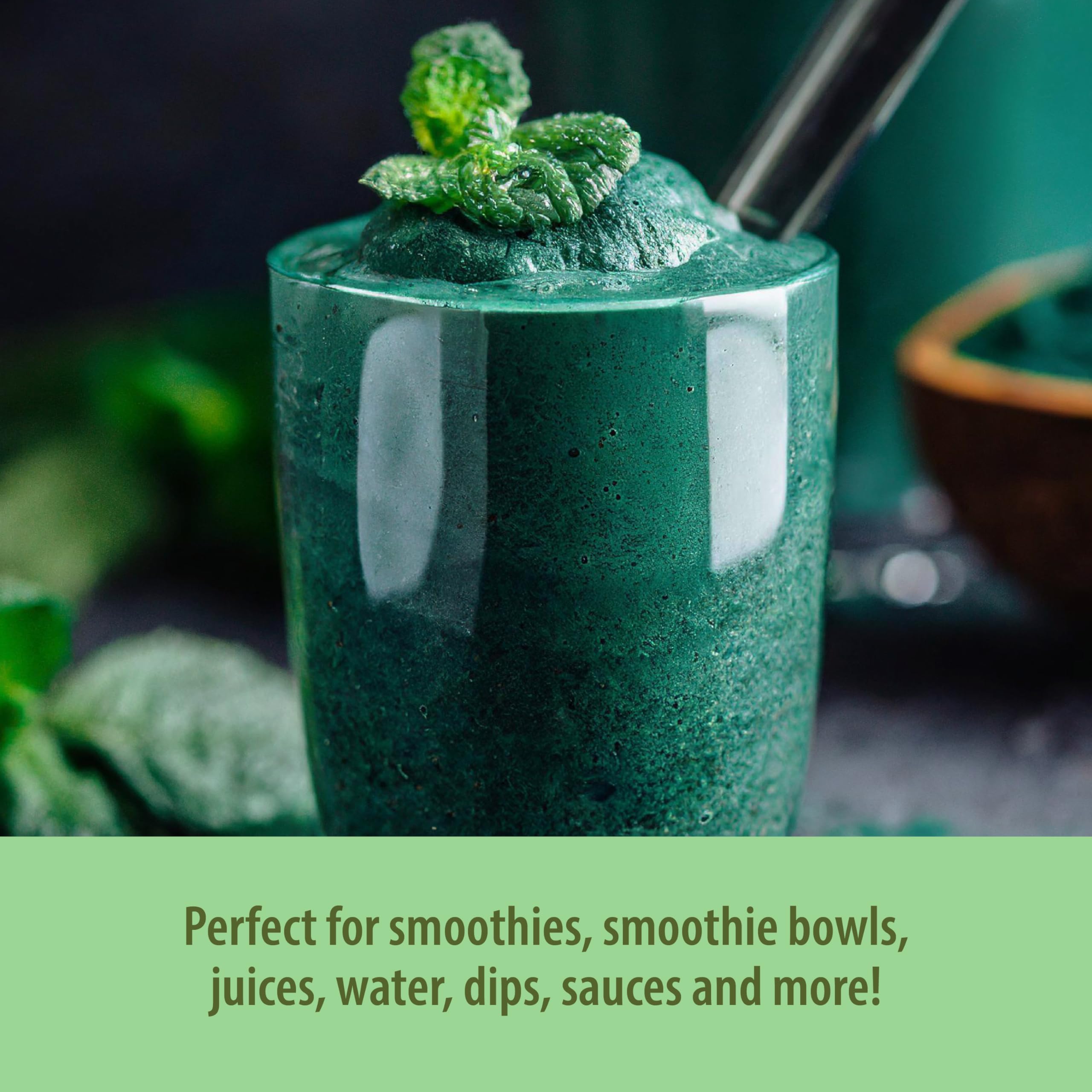 Bol petit-déjeuner garni de Organic Traditions Poudre chlorella pour vitamines et minéraux.