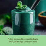 Bol petit-déjeuner garni de Organic Traditions Poudre chlorella pour vitamines et minéraux.