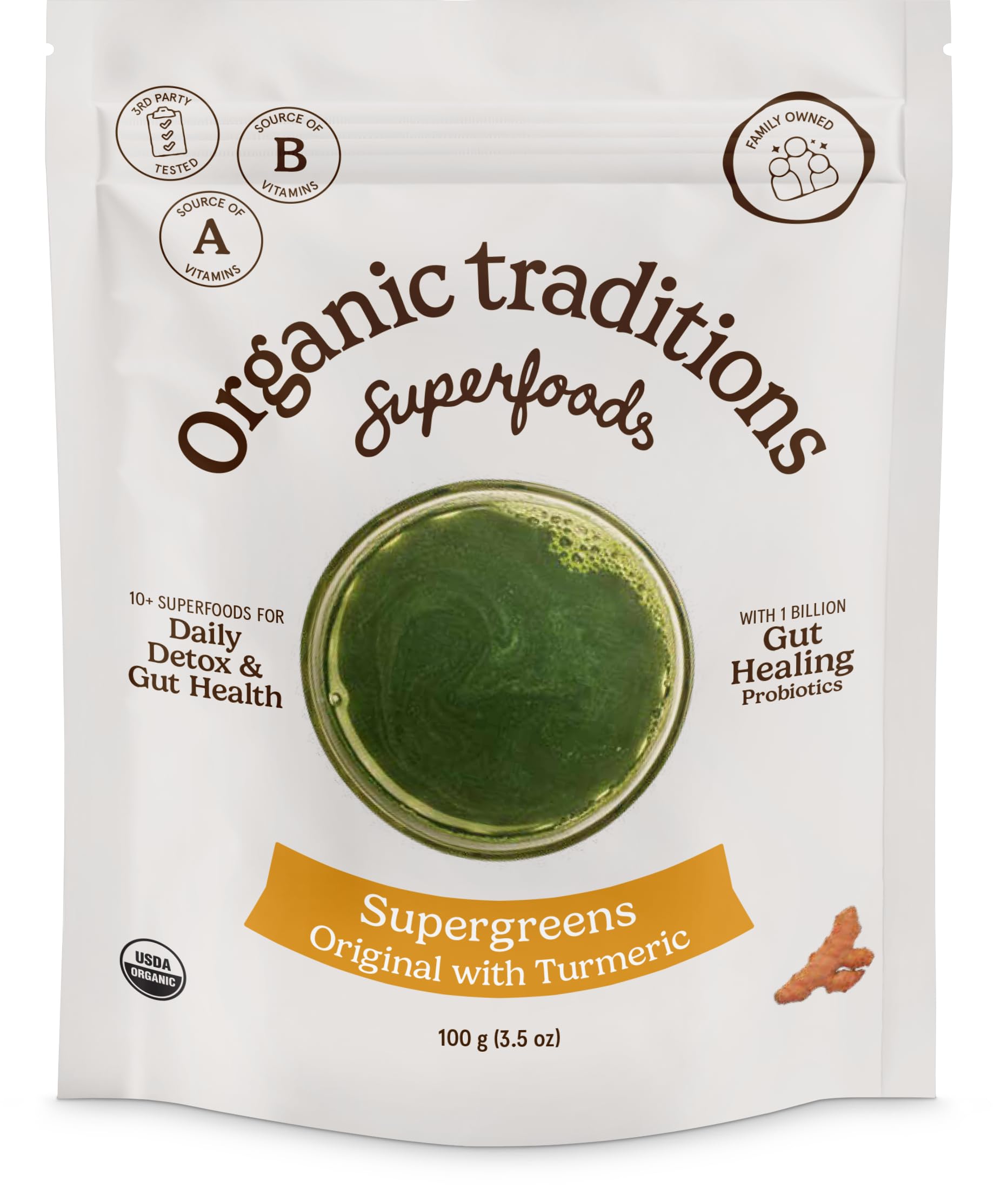 Organic Traditions Poudre Verts Curcuma – versement dans l'eau pour une boisson rafraîchissante.