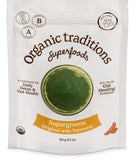 Organic Traditions Poudre Verts Curcuma – versement dans l'eau pour une boisson rafraîchissante.