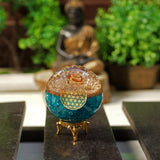 Orgonite Crystal ambiance zen avec boule d'aigue-marine bleue, espace calme.