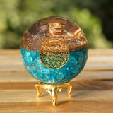 Orgonite Crystal lumière douce éclaire boule bleue, espace de travail serein.