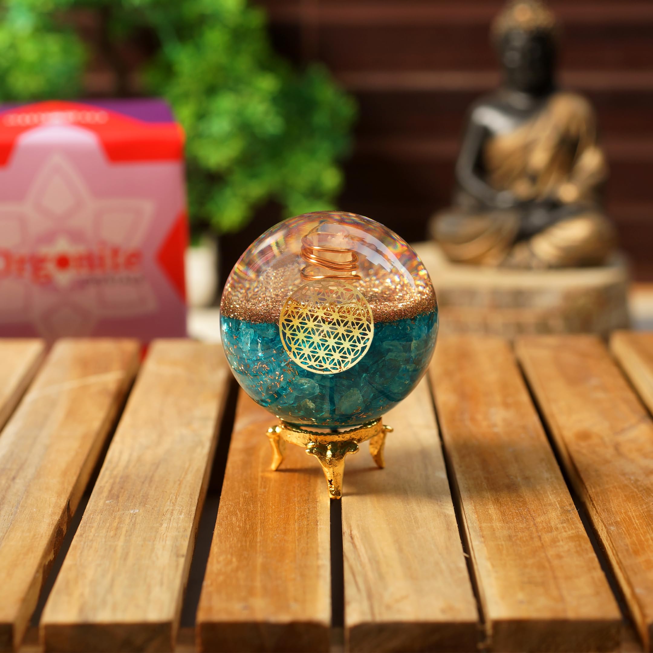 Orgonite Crystal boule aigue-marine bleue sur plateau bois, toucher apaisant.