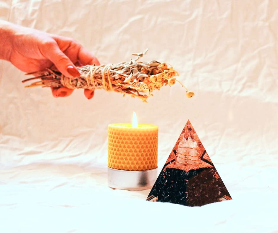 Orgonite Crystal pyramide décor bureau zen et ambiance apaisante.