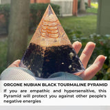 Orgonite Crystal pyramide chakra équilibré par énergie orgonique et pierres vibratoires.