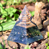 Orgonite Crystal pyramide gros plan sur tourmaline noire.
