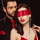 Attaches mains satin, rouge-bordeaux, pour des jeux doux et sécurisés.