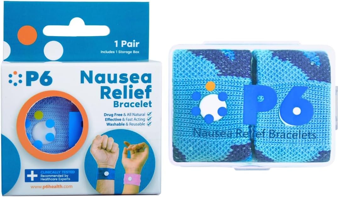 Bracelet P6 Health anti-nausée bleu porté au poignet pour le confort en voyage.