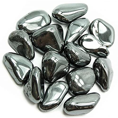 Pachamama Essentials Hématite, pierre roulée dans la main, pratique pour centrer l’esprit.