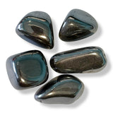 Pachamama Essentials Hématite, gros plan sur la pierre roulée, sensation douce et stabilisante.
