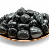 Pachamama Essentials Hématite, prise en main lors d’un rituel intérieur pour concentration.