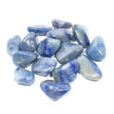 Pachamama Essentials quartz bleu pierre roulée soutient la communication et lintuition lors de meditants.