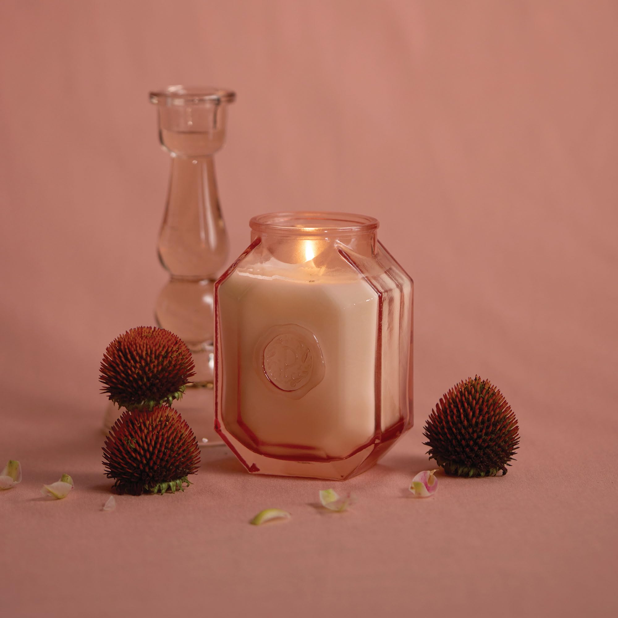 Couvercle-verre embossé Paddywax Botanica, joint fiable pour préserver l'arôme entre les usages.