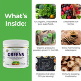 Poudre verte fine, facile à mélanger dans smoothies.