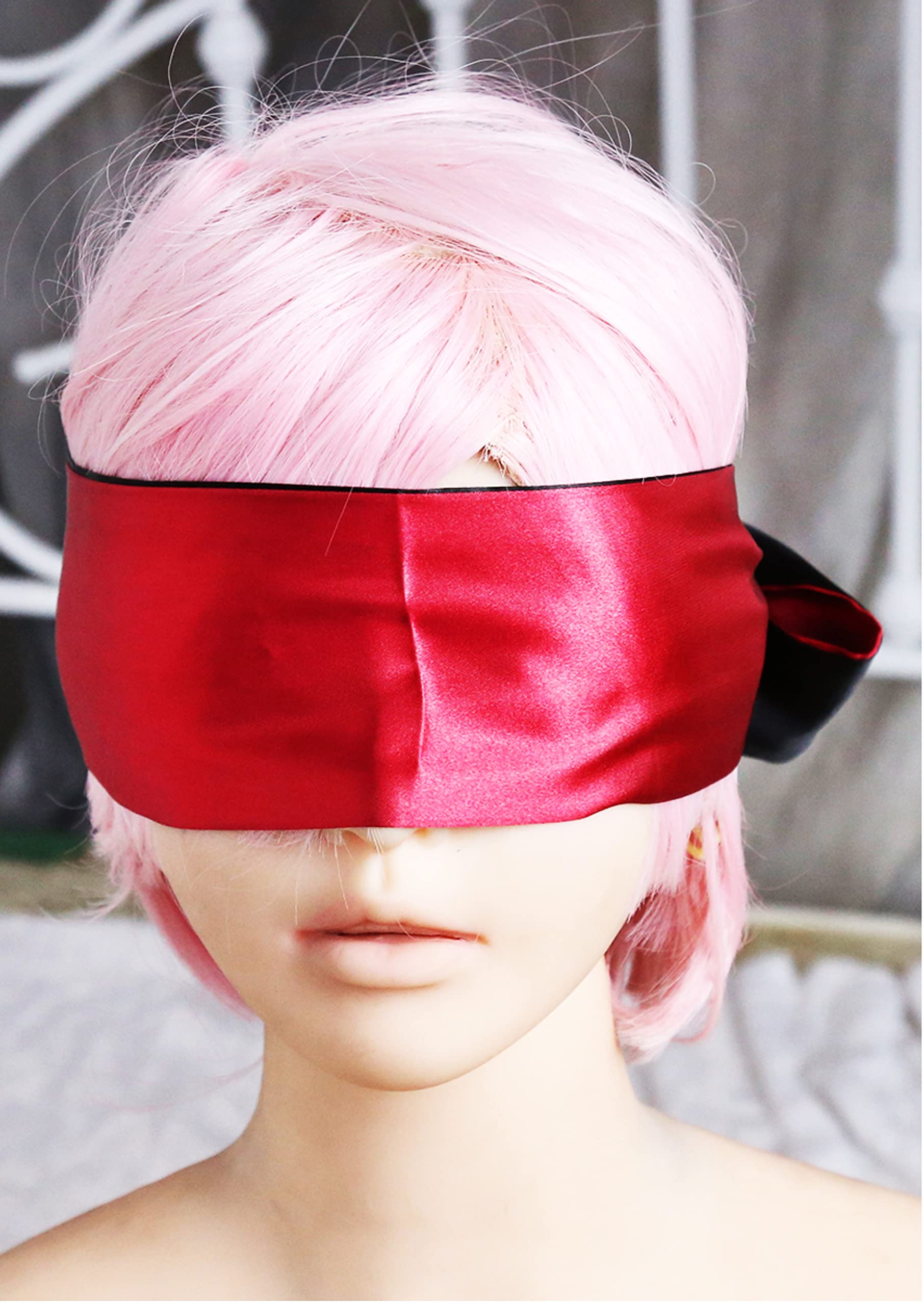 Masque Pastos: face arrière en satin rouge, lumière bloquée et repos amélioré.