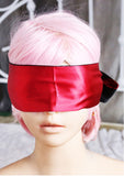 Masque Pastos: face arrière en satin rouge, lumière bloquée et repos amélioré.