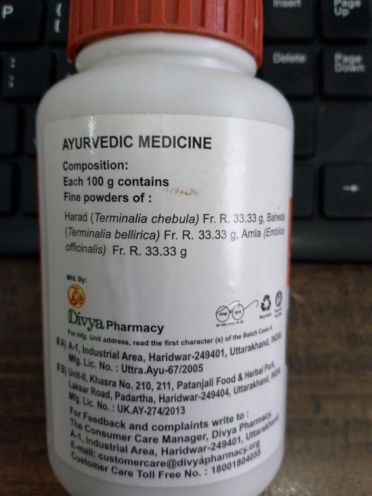 Patanjali Triphala Churna cuillere : dose facile pour démarrer votre rituel.