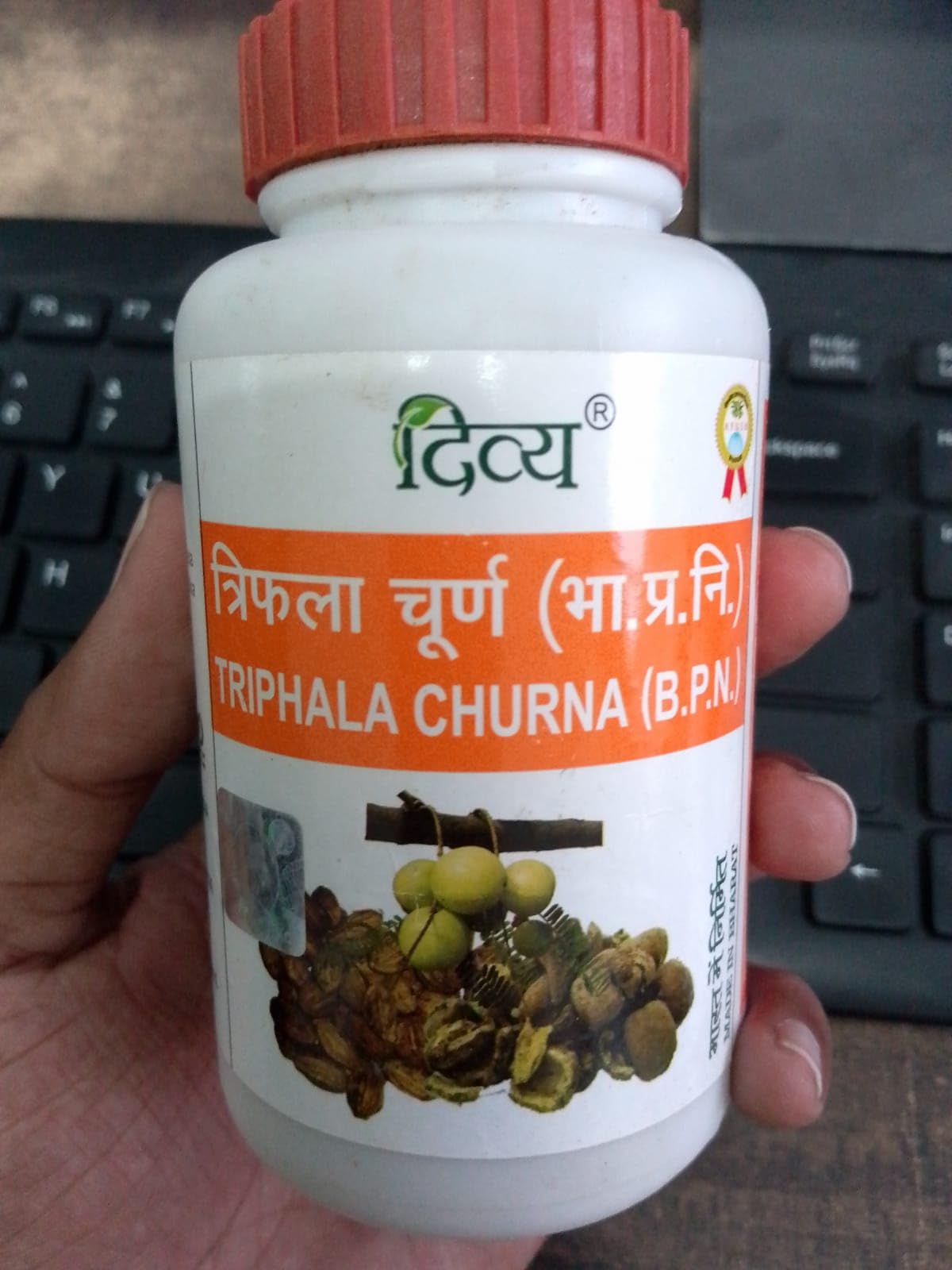 Patanjali Triphala Churna Lot-2 : emballage pratique pour routine ayurvédique.