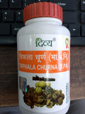 Patanjali Triphala Churna pot : flacon stable favorisant une utilisation quotidienne.