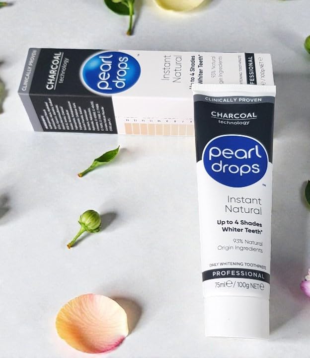 Brosse dentaire et Pearl Drops Charbon Actif Blanc Instant en usage quotidien.
