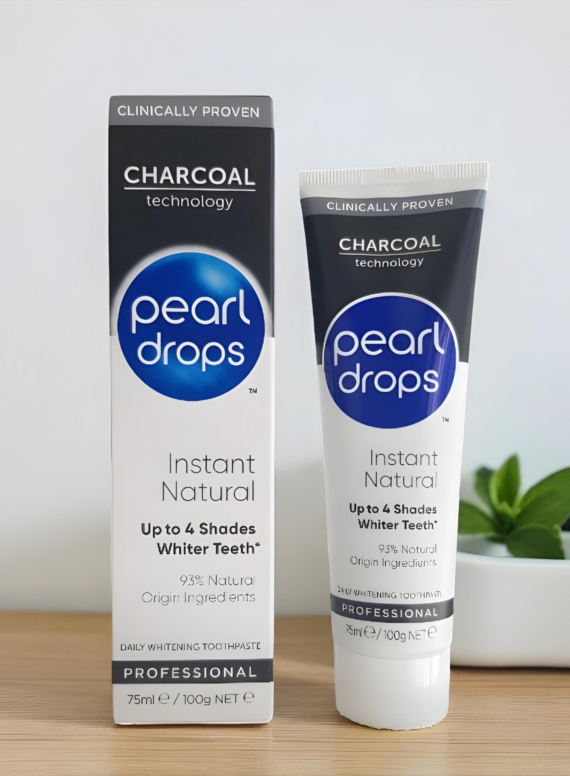 Emballage compact Pearl Drops Charbon Actif Blanc Instant pratique en voyage.
