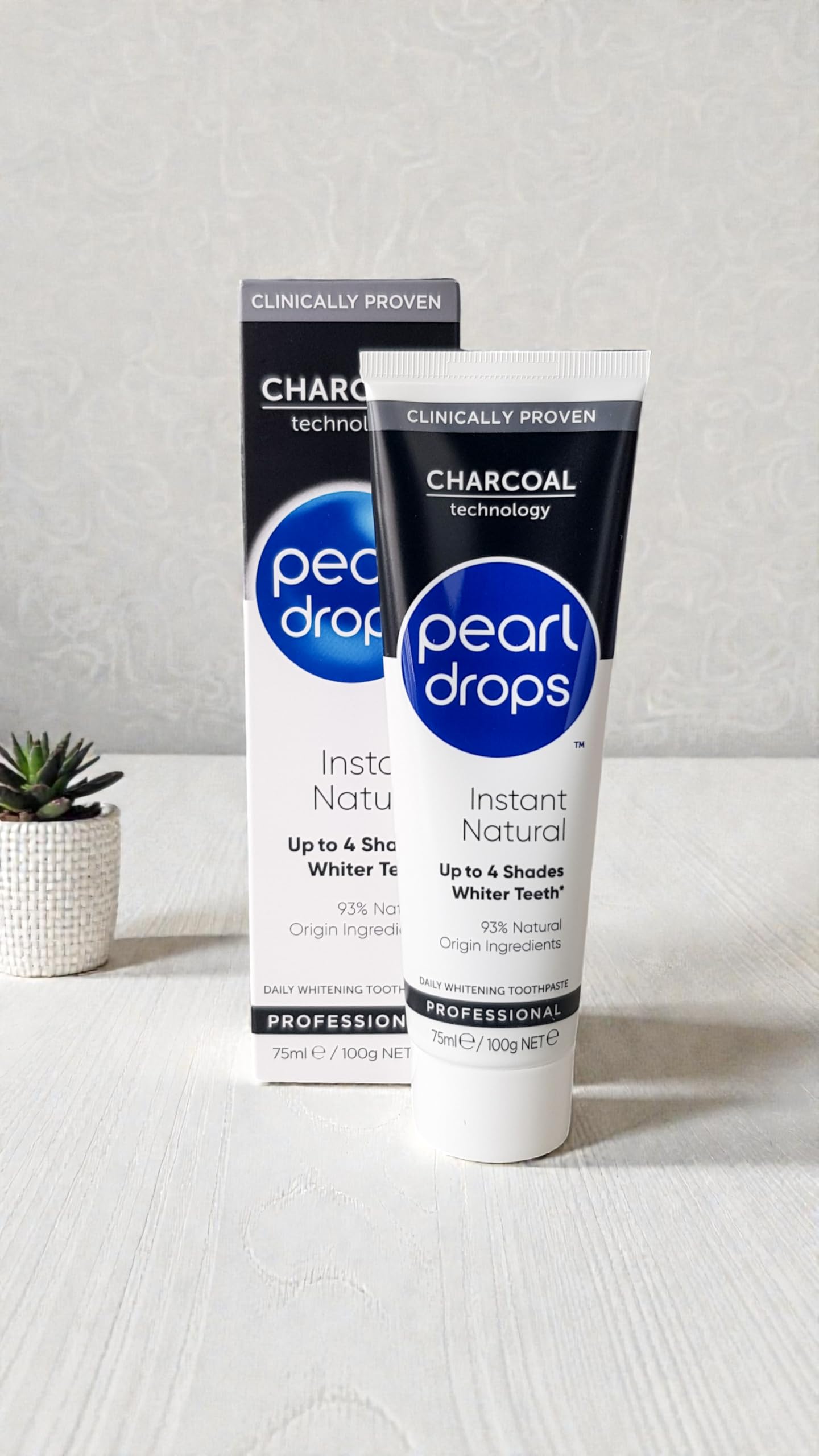 Étiquette et emballage Pearl Drops Charbon Actif Blanc Instant au design élégant.