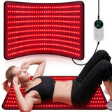 Pedete tapis de thérapie lumineuse rouge sur le corps pour relaxation et récupération potentielles.
