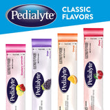 Doser et mélanger Pedialyte poudre électrolyte pour remplacement des liquides perdus.