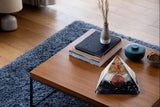Pièce décorative équilibrante adaptée aux espaces de méditation ou yoga.