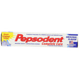 Brosse dentaire et dentifrice Pepsodent Complete Care sur planche.