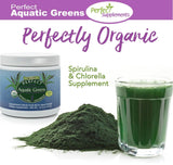 Perfect Supplements Aquatic Greens infusion dans un verre, mélange facile.