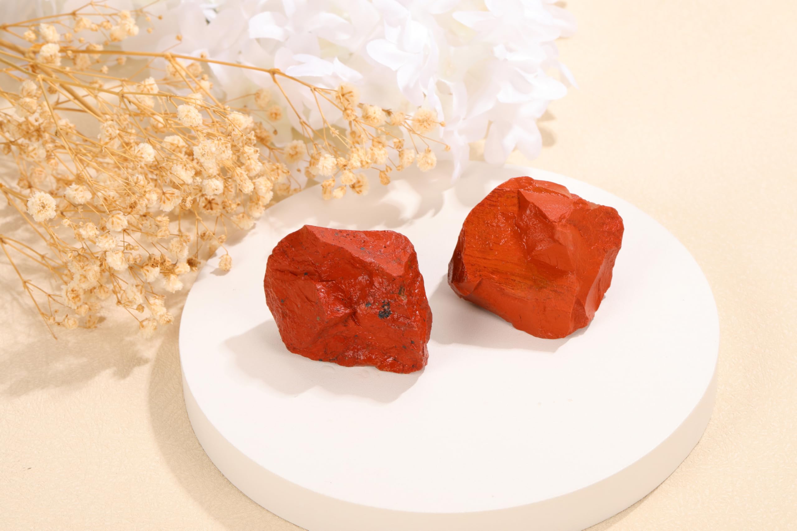 Gros plan sur la texture naturelle du jaspe rouge PESOENTH et ses reflets.