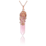 PESOENTH pendentif quartz rose enroulé fleur dorée, élégance et énergie apaisante.