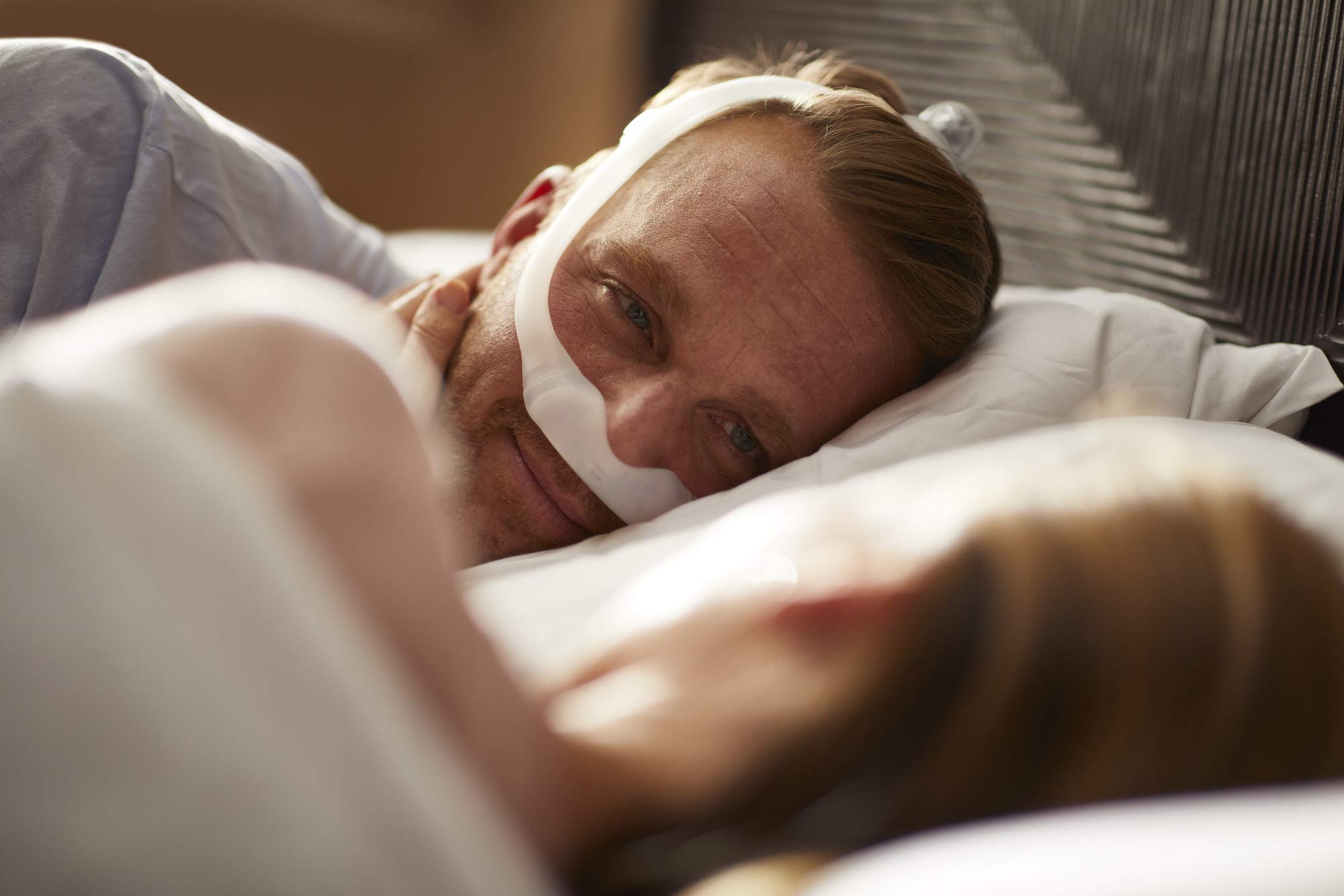 Harnais DreamWear avec bras compatible avec les masques nasaux DreamWear.